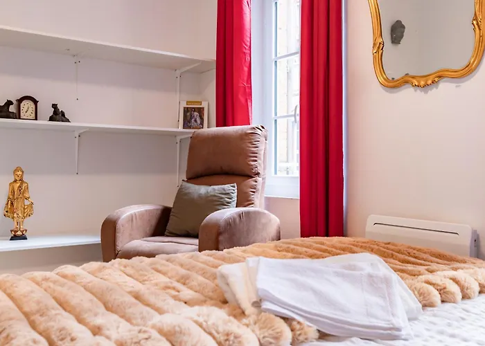 2-bedrooms,18th Century Historic In Center, 6 People