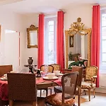 Διαμέρισμα 2-bedrooms,18th Century Historic In Center, 6 People *