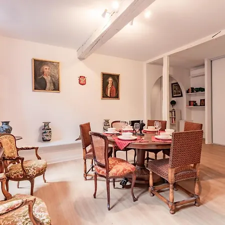 2-bedrooms,18th Century Historic In Center, 6 People Apartment