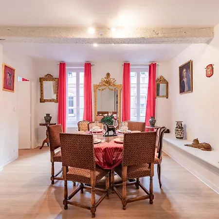 2-bedrooms,18th Century Historic In Center, 6 People Apartment