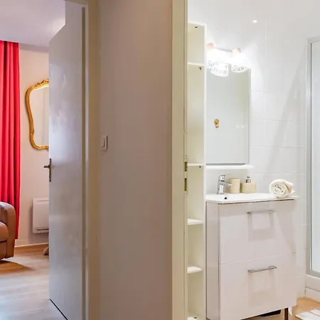 Apartment 2-bedrooms,18th Century Historic In Center, 6 People