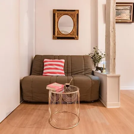 Apartment 2-bedrooms,18th Century Historic In Center, 6 People