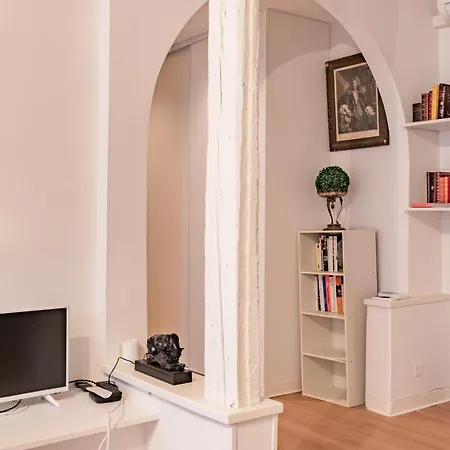 2-bedrooms,18th Century Historic In Center, 6 People *