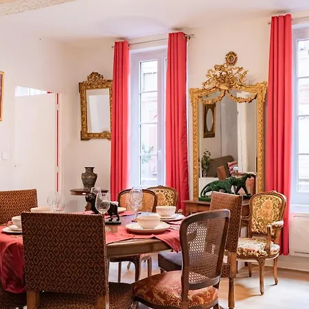 Apartment 2-bedrooms,18th Century Historic In Center, 6 People *