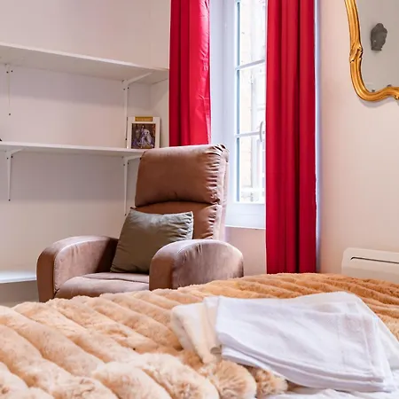 2-bedrooms,18th Century Historic In Center, 6 People