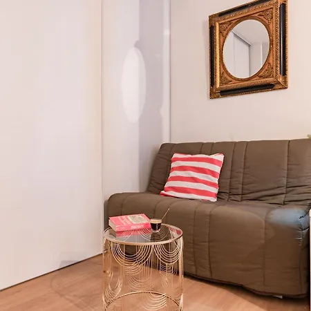 Apartment 2-bedrooms,18th Century Historic In Center, 6 People