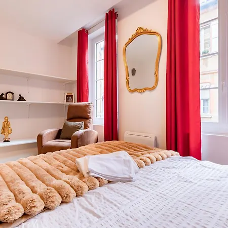 Apartment 2-bedrooms,18th Century Historic In Center, 6 People