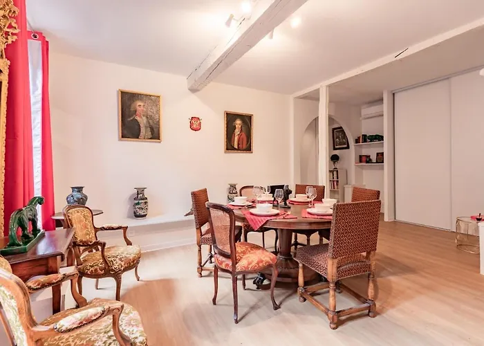 2-bedrooms,18th Century Historic In Center, 6 People 아파트