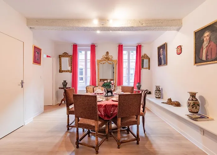 2-bedrooms,18th Century Historic In Center, 6 People Апартаменты