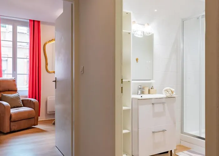 Апартаменты 2-bedrooms,18th Century Historic In Center, 6 People