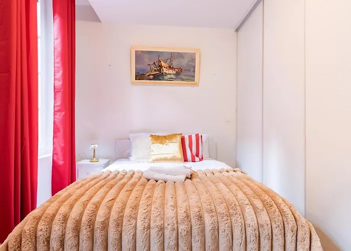 2-bedrooms,18th Century Historic In Center, 6 People *