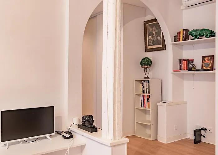 2-bedrooms,18th Century Historic In Center, 6 People *