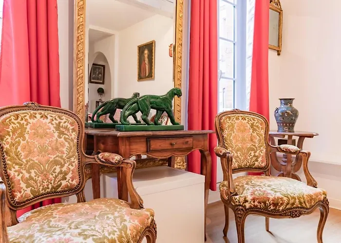 2-bedrooms,18th Century Historic In Center, 6 People Апартаменты *