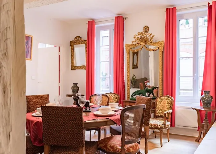 Апартаменты 2-bedrooms,18th Century Historic In Center, 6 People *