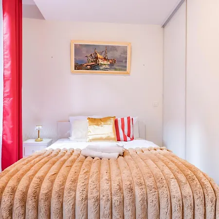 2-bedrooms,18th Century Historic In Center, 6 People *